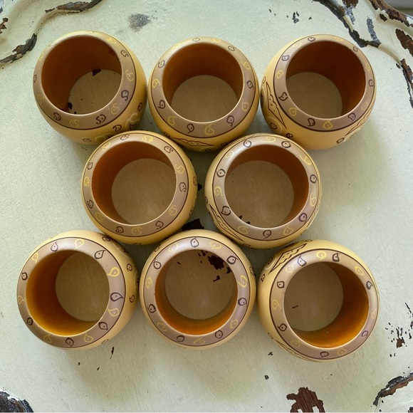 Set of 8 Neutral Classic Design Napkin Rings - Picture 3 of 4